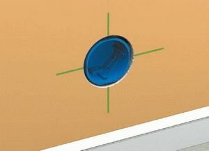 Установочная коробка примеряется к отверстию; глубина должна быть достаточной (1–1,5 см); штукатурка, которой будет крепиться коробка, выравнивает выемку со стеной