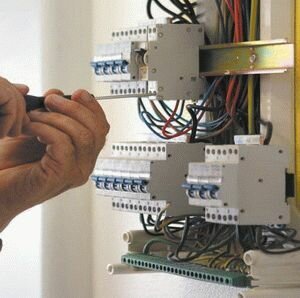Провода соединяются с контактами автоматических выключателей при помощи винтовых зажимов