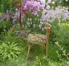 стул в саду как предмет декора