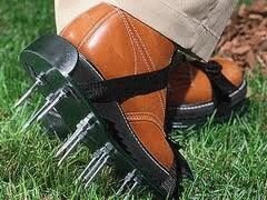 ботинки с шипами для аэрации газона